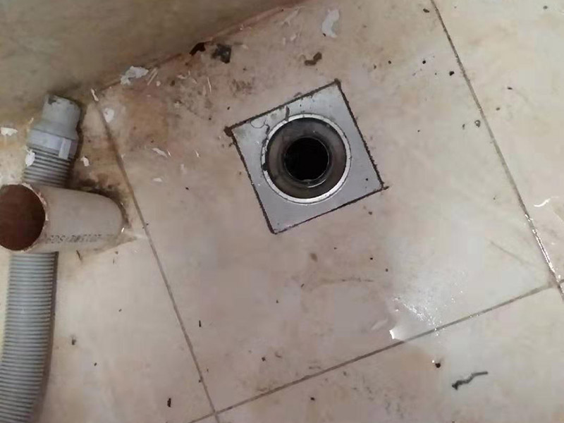 更換水龍頭地漏：塑料水龍頭維修方法最常見(jiàn)的漏水解決方法是使用鉗子逆時(shí)針旋轉(zhuǎn)取下龍頭，在螺釘固定處順時(shí)針纏繞上五到六圈止水膠帶，隨后順時(shí)針裝上塑料水龍頭即可，這個(gè)方法行不通，就試試后面的方法。若因軸心墊片部位發(fā)生磨損導(dǎo)致漏水，則可使用老虎鉗取下壓蓋，用鑷子夾出軸心墊片，更換一個(gè)新的就好了，一般的五金店都會(huì)有軸心墊片賣。若想更換三角密封墊，則可以用螺絲刀轉(zhuǎn)動(dòng)栓頭上的螺絲，取下后再取下壓蓋，三角密封墊就在壓蓋的內(nèi)側(cè)，更換就行了。若是接管的結(jié)合部位漏水現(xiàn)象嚴(yán)重，只用螺絲刀扭緊蓋型螺帽即可，如果不能解決問(wèn)題，那就只好將U型密封墊更換成新的。止水磁盤的故障不容易維修，需要完全拆解龍頭進(jìn)行清理，出現(xiàn)這種故障多是當(dāng)?shù)刈詠?lái)水不夠干凈內(nèi)存砂石的緣故。如果發(fā)現(xiàn)膠墊出現(xiàn)了毀損，一定要立即更換。
