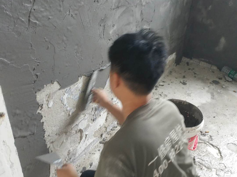 衛(wèi)生間瓷磚拆除重鋪：首先，拆除瓷磚時(shí)要用電，而電是從客廳臨時(shí)拉的，為了避免在施工過程中發(fā)生觸電的現(xiàn)象，將電拉進(jìn)衛(wèi)生間內(nèi)。其次，舊房改造拆除瓷磚時(shí)可以用沖擊電鉆，這種工具方便快捷，可自由更換。但在使用前應(yīng)檢查其是否靈活，可以通過空轉(zhuǎn)一分鐘的方法進(jìn)行檢驗(yàn)。用完之后及時(shí)進(jìn)行清理。 如果是地面的中間某一塊瓷磚想換掉就用錘子從正面敲碎地磚，然后將碎渣清理出來。拆磚應(yīng)從下至上進(jìn)行，在施工過程中對(duì)地面及時(shí)進(jìn)行處理，以免因垃圾過多從而影響后面的工作。同時(shí)要處理好房?jī)?nèi)的防水層。拆除插座與水龍頭附近的瓷磚時(shí)應(yīng)小心，以免損壞水電設(shè)備。