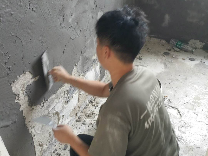 衛(wèi)生間瓷磚拆除重鋪：首先，拆除瓷磚時(shí)要用電，而電是從客廳臨時(shí)拉的，為了避免在施工過程中發(fā)生觸電的現(xiàn)象，將電拉進(jìn)衛(wèi)生間內(nèi)。其次，舊房改造拆除瓷磚時(shí)可以用沖擊電鉆，這種工具方便快捷，可自由更換。但在使用前應(yīng)檢查其是否靈活，可以通過空轉(zhuǎn)一分鐘的方法進(jìn)行檢驗(yàn)。用完之后及時(shí)進(jìn)行清理。 如果是地面的中間某一塊瓷磚想換掉就用錘子從正面敲碎地磚，然后將碎渣清理出來。拆磚應(yīng)從下至上進(jìn)行，在施工過程中對(duì)地面及時(shí)進(jìn)行處理，以免因垃圾過多從而影響后面的工作。同時(shí)要處理好房?jī)?nèi)的防水層。拆除插座與水龍頭附近的瓷磚時(shí)應(yīng)小心，以免損壞水電設(shè)備。