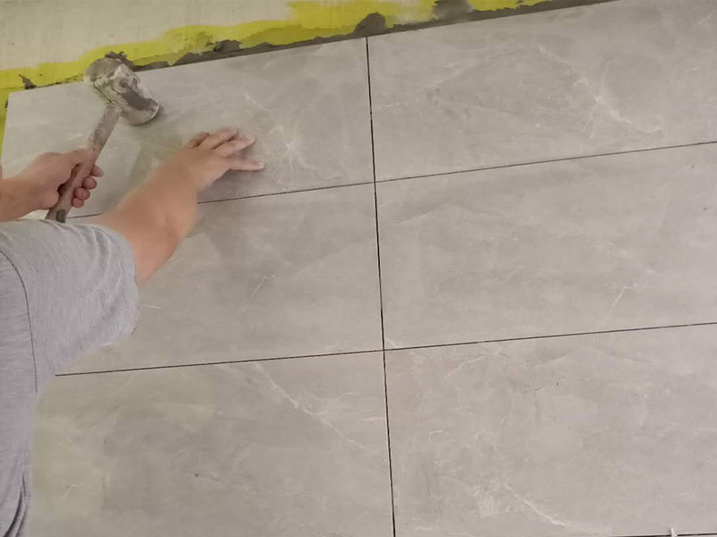 衛(wèi)生間瓷磚拆除重鋪：首先，拆除瓷磚時(shí)要用電，而電是從客廳臨時(shí)拉的，為了避免在施工過程中發(fā)生觸電的現(xiàn)象，將電拉進(jìn)衛(wèi)生間內(nèi)。其次，舊房改造拆除瓷磚時(shí)可以用沖擊電鉆，這種工具方便快捷，可自由更換。但在使用前應(yīng)檢查其是否靈活，可以通過空轉(zhuǎn)一分鐘的方法進(jìn)行檢驗(yàn)。用完之后及時(shí)進(jìn)行清理。 如果是地面的中間某一塊瓷磚想換掉就用錘子從正面敲碎地磚，然后將碎渣清理出來。拆磚應(yīng)從下至上進(jìn)行，在施工過程中對(duì)地面及時(shí)進(jìn)行處理，以免因垃圾過多從而影響后面的工作。同時(shí)要處理好房?jī)?nèi)的防水層。拆除插座與水龍頭附近的瓷磚時(shí)應(yīng)小心，以免損壞水電設(shè)備。