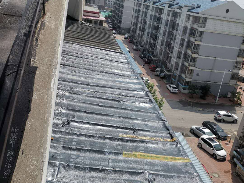 陽臺雨棚防水處理：1.清潔雨棚的表面;2.在需防水處理的區(qū)域涂上基層防水涂料，當(dāng)其仍為濕潤時，把適合尺寸的縫織聚酯布鋪于其上，確?？p織聚酯布不起泡，不起皺，再用基層防水涂料浸透縫織聚酯布，至全干;3.最后涂兩層表層防水涂料;4.養(yǎng)護(hù)。