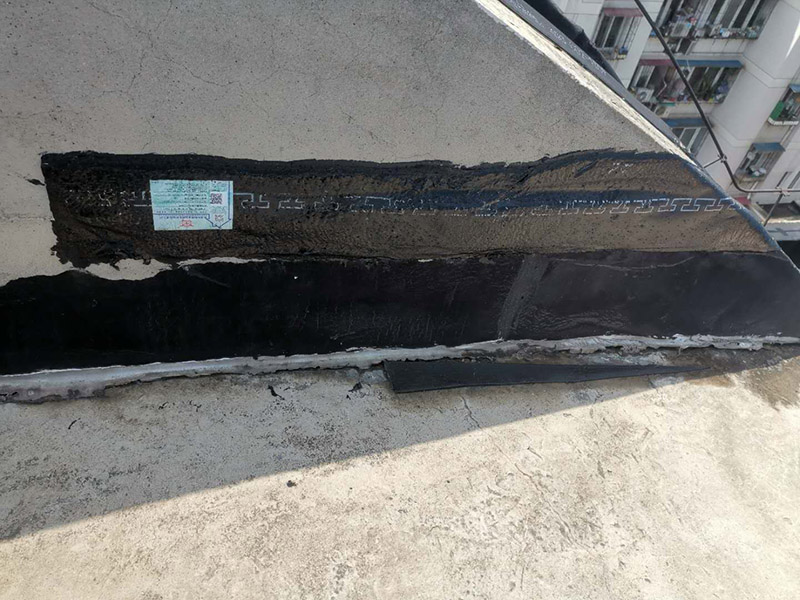 陽臺雨棚防水處理：1.清潔雨棚的表面;2.在需防水處理的區(qū)域涂上基層防水涂料，當(dāng)其仍為濕潤時，把適合尺寸的縫織聚酯布鋪于其上，確?？p織聚酯布不起泡，不起皺，再用基層防水涂料浸透縫織聚酯布，至全干;3.最后涂兩層表層防水涂料;4.養(yǎng)護(hù)。