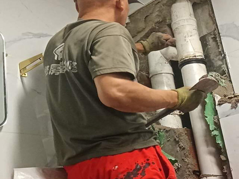 主水管更換維修：1.可以先截斷水源，然后卸下連bai接壓縮接頭的陰陽螺母，在螺du紋上繞幾層螺紋密封膠布，然后重新裝上接頭。 　　2.套筒接頭一旦發(fā)生漏水，則可能需要拆下接頭并重裝很多水管，所以應及時報知修理工進行修理。 　　3.無論是哪種水管接頭出現(xiàn)漏水，都可以先利用修補水管的專用膠布作臨時修補。具體操作方法是：先關閉閥門、截斷水源后，將水龍頭打開至適當位置，以泄去水管內(nèi)的大部分壓力，然后用專用膠布捆住漏水的部位，或用環(huán)氣樹脂黏劑將其封住。