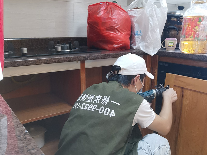 櫥柜門五金安裝：首先將鉸鏈固定在我們的柜門的一邊。注意齊平，一般是有預(yù)留孔的。之后將柜門豎直放在柜子的頂頭，兩邊用卡紙塞好預(yù)留位置。之后先釘上橫向可以移動(dòng)的螺絲口，一個(gè)鉸鏈裝一個(gè)。通過移動(dòng)將柜門控制在柜子的中央位置。保證開關(guān)方便。之后將所有的螺絲孔釘上螺絲，扭緊。之后開始調(diào)整。