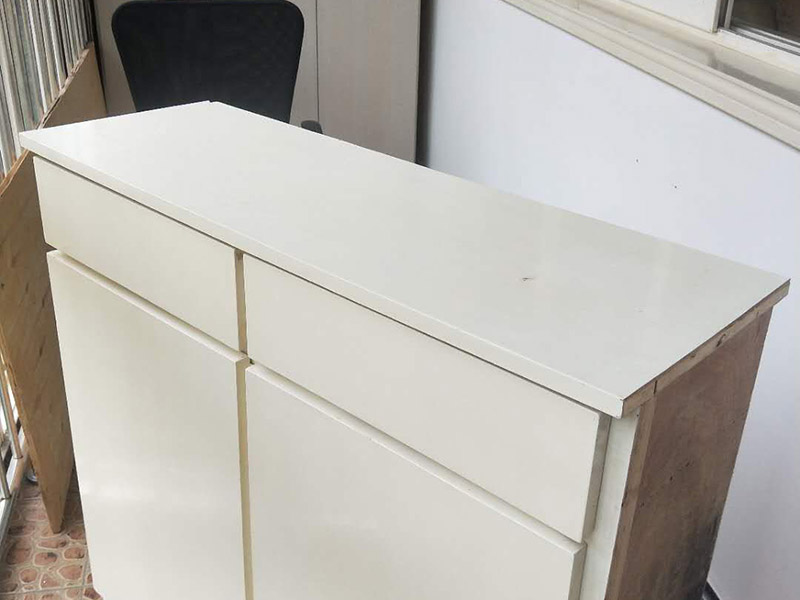 木門家具粉刷翻新:1、修補缺陷。在缺陷處(裂縫,凹坑等處)批原子灰或石膏油膩子,修補完成仔細打磨,缺陷多且嚴重的話要修補2-3遍;2、有油污的地方要么磨掉要么清洗干凈,是把手,人手摸臟的地方,打磨清理干凈后開始刷漆;3、防霉。為了避免木材長時間受潮而出現霉菌,可在未涂裝前,先薄涂防霉劑一層。4、把刷子在油漆桶里沾一下,一次不要沾太多的漆。刷漆的規(guī)則是從上到下,從左到右;注意轉角及隱藏處也要刷上漆; 5、第一遍干透后濕磨一遍,如無明顯瑕疵可進行第2遍刷漆;