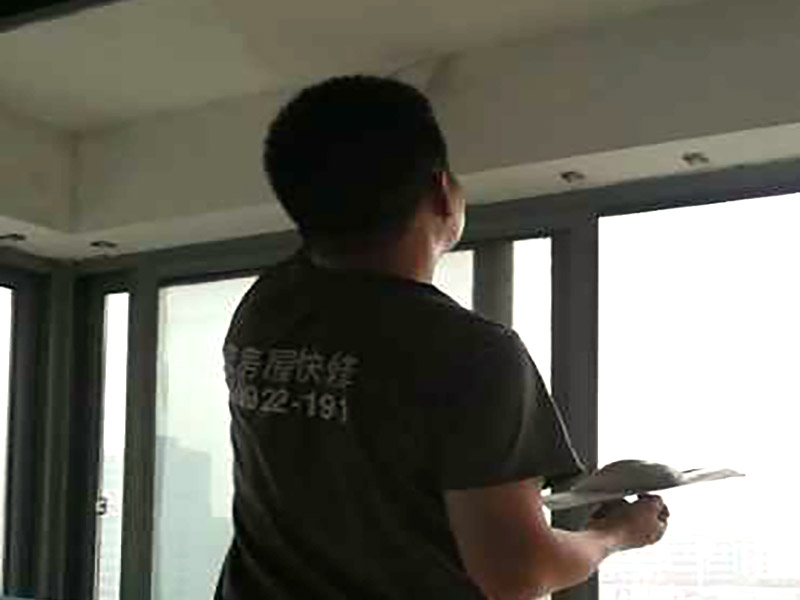 陽臺頂面修補膩子：刮膩子對不同的墻體有著不同的要求，像比較常見的混凝土的墻面，會出現(xiàn)一些氣孔與鼓起的現(xiàn)象，所以就要先把墻面修平整掉，磨平凸起處，填補凹陷處。如果是預(yù)制混凝土的墻面，那么它的表面層就會有一些砂礫與疙瘩的現(xiàn)象，這個時候就需要專業(yè)的施工人員，使用用鋼絲刷把墻面整體的刷一遍。 基層做好處理后，墻面還是會有一些凹陷的地方，這個時候就可以用石膏膩子來補平。將石膏膩子壓實凹陷處，橫抹豎起的地方再重新刮一遍，這樣來確保墻面的平整。 墻面上可能會有油污等這些東西，所以需要涂刷一下火堿水溶液，不過在涂刷時一定要注意，一邊涂刷一邊就要拿清水清洗墻面，這樣不僅可以加快一點速度，而且效果也好。 刮膩子之前，噴刷一遍粘結(jié)劑，就可以開始刮膩子了。在刮膩子的時候注意，避免留下浮膩子以及刮痕，防止膩子上沾上灰塵、砂礫等雜物，然后按照規(guī)范刮就可以了。