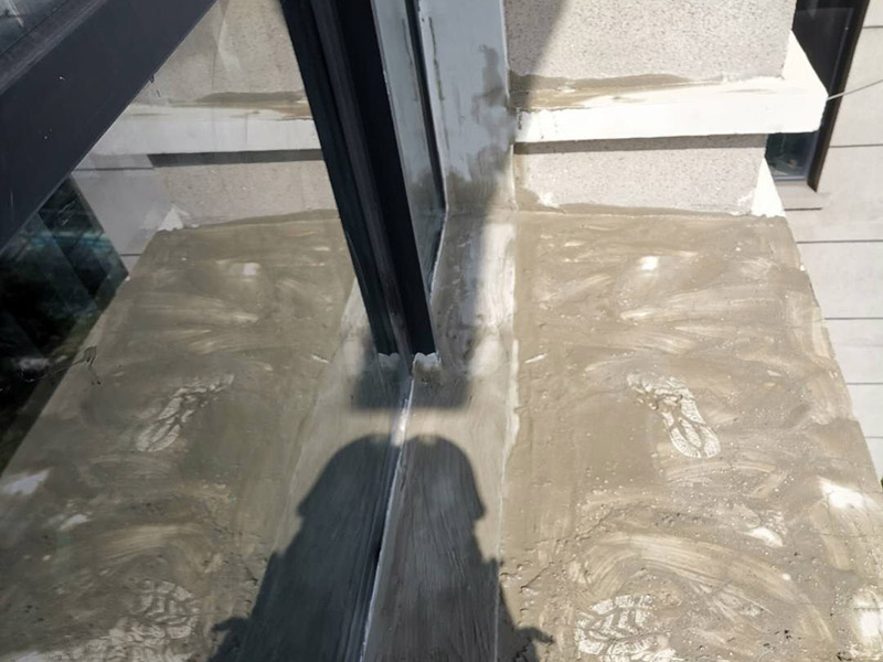 窗戶外墻防水維修:首先在對防水墻處理的時候一定要對墻體進行檢查，看一看墻體有什么裂縫，或者不均勻的地方，這些地方需要處理過后才能對墻體進行防水處理。嚴禁在墻面上留下空，裂縫，凹凸不平等問題，而且在外部進入室內的管子穿過墻體的也要做好密封性。找平層施工應該注意以下注意事項。 ⑴砂漿應嚴格按配比進行，嚴格計量，控制水灰比，嚴禁施工過程中隨意摻水； ⑵對抹灰砂漿應分層抹灰，尤其是高層建筑，局部外墻抹灰較厚，這就需要進行分層批灰，每層抹灰厚度不應超過2㎝，如厚度過大，在分層處應設鋼絲網； ⑶批灰砂漿可用聚合物防水砂漿； ⑷外墻抹灰腳手架拉接筋等，應切割后，喇叭口抹實壓平，定漿后，可用鐵抹子切成反搓，然后再刷一道素水泥漿。