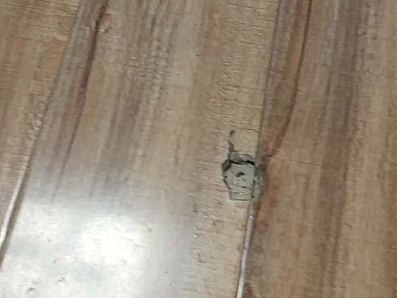 地板修復維修:一種是漆面修復;一種是局部破壞，重裝修復;另外一種是整體重裝修復。這些修復方式各有利弊，選擇時要區(qū)別對待，除了重新鋪裝，但比較耗時、耗力以外，任何一種修復方式都不能使地板或地磚恢復如初。 可以用有新榫頭小片地板在接口上來回滑動，找出殘留膠跡并清除，以保證修復后的地板美觀，同樣需要注意的是不要損壞周圍的榫槽;接下來處理新地板，鋸掉新地板槽口一邊的下半部分并清理干凈整個榫槽，注意預留一些空間，因外涂抹膠水后會占用一定的空間;最后將新地板安裝到需要替換的位置，將原四周地板榫頭涂滿膠水，并在新地板榫槽處也施上膠水，然后放在起下廢板塊的空隙處，先將長邊榫舌與短邊榫舌的一角嵌入原四周地板的槽口邊，再用手按下槽口一邊，并墊木塊以專用工具輕輕砸入，注意安裝前先比一下長度是否一致，如果新板長了，可以修短一點，短了就只有拆裝整條地板了。