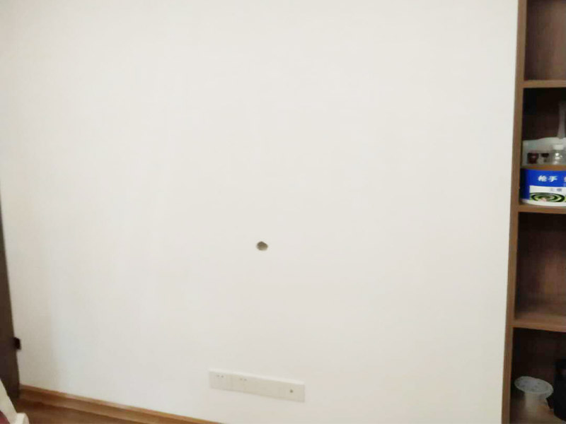 電視背景墻裝修：首先需要量背景墻的尺寸，然后記錄下來，可以去網(wǎng)上或者實體店購買墻布。要注意尺寸要留有余地，才能進行處理。要對貼墻布的墻面先進行處理，墻面如果是剛做好的水泥漆，干了就可以操作。如果是普通的墻面，需要先做基膜。把購買來的墻布展開，然后站到梯椅上，把墻布對角貼上去。要注意張貼的平整，不能一邊高一邊低。用手按壓住墻布，然后用刮片把墻布刮平。刮角落的時候，要注意用力刮平，不要有褶皺或者翹角。墻布刮好后，要用鋒利的刀片，進行修邊處理，電線孔也要用刀片割開。修邊好后，也要用刮片再刮一遍。裁剪邊框的墻紙，按照同樣步驟張貼。張貼好后，用布擦一下，防止膠水沾住。查看張貼效果，關上窗戶。