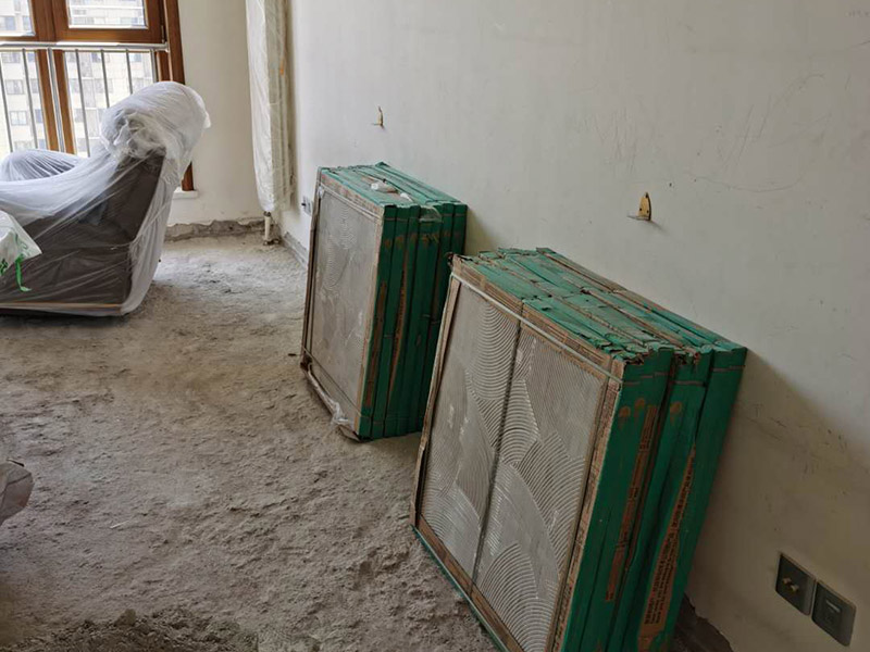 客廳瓷磚鋪貼:鋪貼前，先將所鋪平面表面的塵土、雜物等徹底清掃干凈，平面不能有空鼓、開裂和起砂等現(xiàn)象，如果存在這些現(xiàn)象，要先進行修復處理，在鋪設瓷磚。鋪設地磚施工前，要先在地面彈出十字線，從而控制地磚分隔尺寸。然后要選用1:3干硬性水泥砂漿，砂漿的厚度要在25mm左右。把瓷磚按照要求放在水泥砂漿上，用橡皮錘輕輕敲擊瓷磚的表面，直至瓷磚鋪貼平整。鋪貼完瓷磚后，要進行勾縫處理，先清理干凈瓷磚縫隙里的雜質(zhì)，再用專用填縫劑進行勾縫處理。