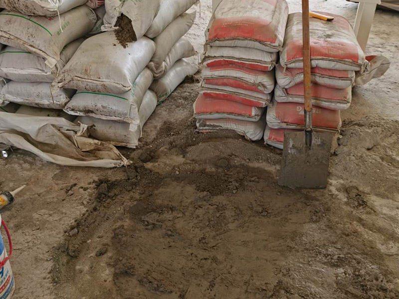 客廳瓷磚鋪貼:鋪貼前，先將所鋪平面表面的塵土、雜物等徹底清掃干凈，平面不能有空鼓、開裂和起砂等現(xiàn)象，如果存在這些現(xiàn)象，要先進行修復處理，在鋪設瓷磚。鋪設地磚施工前，要先在地面彈出十字線，從而控制地磚分隔尺寸。然后要選用1:3干硬性水泥砂漿，砂漿的厚度要在25mm左右。把瓷磚按照要求放在水泥砂漿上，用橡皮錘輕輕敲擊瓷磚的表面，直至瓷磚鋪貼平整。鋪貼完瓷磚后，要進行勾縫處理，先清理干凈瓷磚縫隙里的雜質(zhì)，再用專用填縫劑進行勾縫處理。