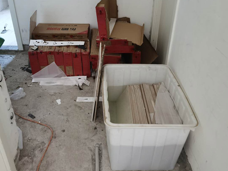 客廳瓷磚鋪貼:鋪貼前，先將所鋪平面表面的塵土、雜物等徹底清掃干凈，平面不能有空鼓、開裂和起砂等現(xiàn)象，如果存在這些現(xiàn)象，要先進行修復處理，在鋪設瓷磚。鋪設地磚施工前，要先在地面彈出十字線，從而控制地磚分隔尺寸。然后要選用1:3干硬性水泥砂漿，砂漿的厚度要在25mm左右。把瓷磚按照要求放在水泥砂漿上，用橡皮錘輕輕敲擊瓷磚的表面，直至瓷磚鋪貼平整。鋪貼完瓷磚后，要進行勾縫處理，先清理干凈瓷磚縫隙里的雜質(zhì)，再用專用填縫劑進行勾縫處理。
