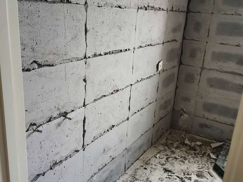 衛(wèi)生間拆除重裝：拆卸衛(wèi)生間用具，如洗手盆、鏡面、掛鉤、熱水器等，最后拆下天花板。根據(jù)施工隊(duì)伍的施工習(xí)慣，可以在磚塊敲擊所有墻壁之前均勻地移除衛(wèi)生間固定裝置，或者可以將磚塊穿插在磚塊中。 并非所有的衛(wèi)生器具都需要立即拆卸，并且在敲擊磚塊后留下馬桶的拆卸。為了避免在敲擊磚時(shí)掉落的瓷磚，排水管損壞，或者掉入排水管中導(dǎo)致結(jié)垢。但是，如果您需要保留馬桶，可以在施工前使用木板或堅(jiān)固的材料，并將其放在馬桶上以防止瓷磚掉落。 拆除衛(wèi)生間用具后，應(yīng)將外露的電線芯用絕緣膠帶捆扎，以免造成安全隱患，導(dǎo)致施工人員受到電擊傷害，或電池芯可能被水短路。