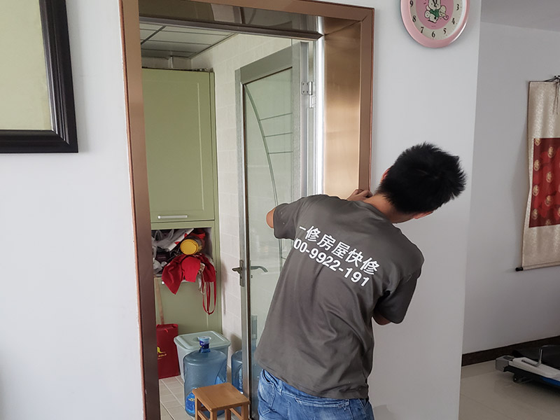 門窗變形漏風(fēng)怎么辦，久益一修專業(yè)門窗維修師傅一般怎樣處理