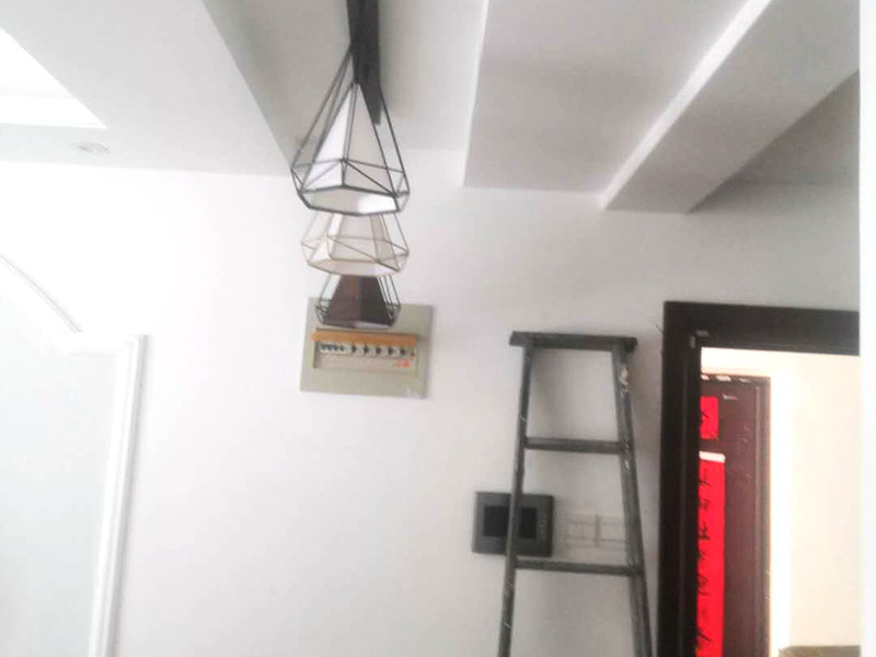 浴室柜及燈具安裝：安裝前，檢查零配件是否齊全。安裝三角閥，確保冷熱進水管保持齊平。測量距離，安裝下水管。涂抹膠水要均勻，確保管與管間連接緊密。安裝柜角，看所有角是否在同一水平。裝好后可做適當?shù)恼{整。將浴室柜靠墻放好?？催M出水管位置是否得當，不合適時需做一定改動。安裝臺盆的龍頭。龍頭最好與浴室柜配套購買，這樣出水角度較為適合。用螺母固定臺盆龍頭。固定時一只手要扶好龍頭，以免裝好后位置偏離。將裝好龍頭的臺盆放在浴室柜上，調整位置到最佳為止。連接臺盆的進出水管及下水，長度適當，位置合理。裝好柜體的把手，并進行適