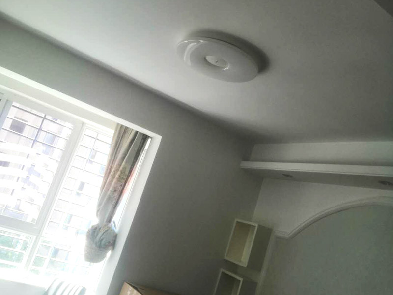 浴室柜及燈具安裝：安裝前，檢查零配件是否齊全。安裝三角閥，確保冷熱進水管保持齊平。測量距離，安裝下水管。涂抹膠水要均勻，確保管與管間連接緊密。安裝柜角，看所有角是否在同一水平。裝好后可做適當?shù)恼{整。將浴室柜靠墻放好?？催M出水管位置是否得當，不合適時需做一定改動。安裝臺盆的龍頭。龍頭最好與浴室柜配套購買，這樣出水角度較為適合。用螺母固定臺盆龍頭。固定時一只手要扶好龍頭，以免裝好后位置偏離。將裝好龍頭的臺盆放在浴室柜上，調整位置到最佳為止。連接臺盆的進出水管及下水，長度適當，位置合理。裝好柜體的把手，并進行適