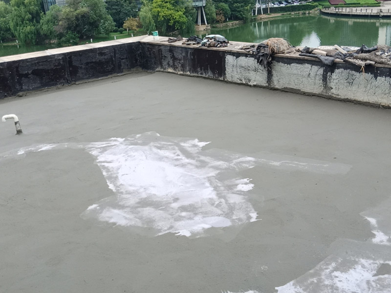 樓頂防水施工：樓頂防水施工之前，首先要確定樓頂是否能夠正常排水，如果可以才能進(jìn)行防水施工；若樓頂設(shè)有比較多的漏水點(diǎn)，可以先在樓頂鋪一層卷材防水材料，鋪完別忘了還要再鋪一層保護(hù)層;在樓頂出現(xiàn)裂縫的情況下，應(yīng)先用堵漏材料修補(bǔ)裂縫，然后在裂縫四周涂抹一層水泥基防水涂料，再用水泥砂漿做一個(gè)保護(hù)層。