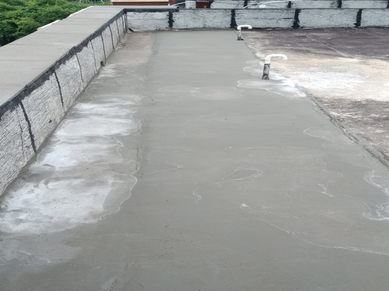 樓頂防水施工：樓頂防水施工之前，首先要確定樓頂是否能夠正常排水，如果可以才能進(jìn)行防水施工；若樓頂設(shè)有比較多的漏水點(diǎn)，可以先在樓頂鋪一層卷材防水材料，鋪完別忘了還要再鋪一層保護(hù)層;在樓頂出現(xiàn)裂縫的情況下，應(yīng)先用堵漏材料修補(bǔ)裂縫，然后在裂縫四周涂抹一層水泥基防水涂料，再用水泥砂漿做一個(gè)保護(hù)層。