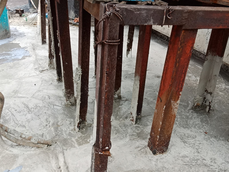 樓頂防水施工：樓頂防水施工之前，首先要確定樓頂是否能夠正常排水，如果可以才能進(jìn)行防水施工；若樓頂設(shè)有比較多的漏水點(diǎn)，可以先在樓頂鋪一層卷材防水材料，鋪完別忘了還要再鋪一層保護(hù)層;在樓頂出現(xiàn)裂縫的情況下，應(yīng)先用堵漏材料修補(bǔ)裂縫，然后在裂縫四周涂抹一層水泥基防水涂料，再用水泥砂漿做一個(gè)保護(hù)層。