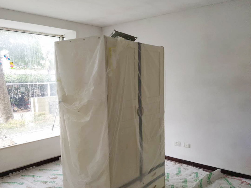 墻面鏟除翻新家具保護：舊墻的基本處理包括清理舊墻面原有的乳膠漆和膩子層的鏟除、木裝修、其他表面裝飾物（如壁紙）的拆除，如果只是裝修了一兩年的墻面，墻面的膩子可以不用鏟除，用鋼刷和砂紙打磨墻面后就可以重新涂刷乳膠漆，如果裝修時間較長的就需要將膩子層鏟除后再進行后續(xù)工序。切記舊墻面一定要進行處理，不能直接涂刷，粉化嚴重的墻面要鏟除后，抹上一層白水泥，再進行涂刷。 墻面涂刷底漆的作用是抗堿防潮、封固基材、保護面漆，提高面漆的質感和遮蓋力。如果沒有刷底漆就直接上面漆的話，時間一長墻面就容易起泡、發(fā)霉，經陽光長時間照射也會發(fā)生墻面變色的情況。