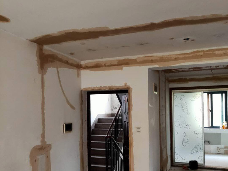 全屋墻面翻新方案：檢查舊房墻面基層問題，對癥下藥施工，如果墻面裝修5年甚至10年以上，墻面有開裂，滲水，起皮或者之前有貼過墻紙的舊房，就需要將原墻紙撕掉，將墻面鏟至毛坯層，做鏟墻施工，如近幾年裝修過的房子，則不需要做鏟墻施工，墻面基層無明顯破損，打磨膩?zhàn)踊蛘咧匦屡文佔(zhàn)?，做乳膠漆施工即可！ 將房中小件物品搬移到柜子，儲物柜等不需要施工的位置，如樓梯間，衛(wèi)生間等，利用專業(yè)的遮蔽保護(hù)膜貼在地面，包裝家具，避免施工期間對家中的物品造成損害和污染。 墻面完全鏟除后，需用打磨機(jī)打磨墻面起到找平的作用，然后做防水界面劑施工，防水施工的目的是防止天氣潮濕或者樓頂漏水，陽臺滲水導(dǎo)致墻面乳膠漆掉皮，界面劑的作用是為了增強(qiáng)水泥基層的粘接力。