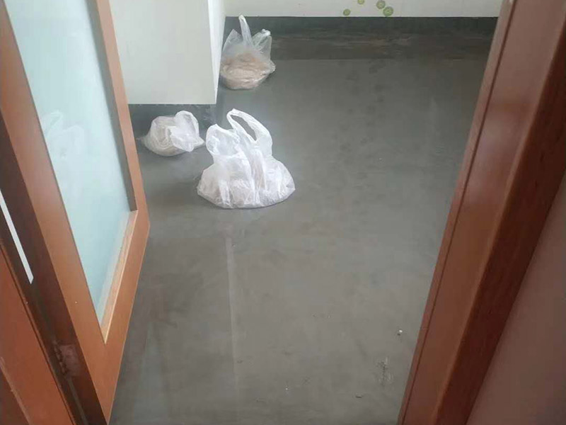廁所地面閉水試驗：防水施工完成，24小時后可做閉水試驗；把地漏和管道口周邊進行暫時封堵；在門口砌20CM高的擋墻；開始蓄水，深度5-20厘米，做好水位標記；蓄水時間48～72小時；第一天閉水后，看水位線是否有明顯下降，如果有，請及時檢查樓下屋頂和管道周邊是否有滲漏，如果沒有，繼續(xù)閉水；第三天閉水完畢，全面檢查樓下天花板和屋頂管道周邊。完全合格后進行下一道工序。