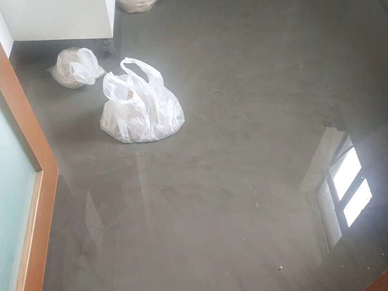廁所地面閉水試驗：防水施工完成，24小時后可做閉水試驗；把地漏和管道口周邊進行暫時封堵；在門口砌20CM高的擋墻；開始蓄水，深度5-20厘米，做好水位標記；蓄水時間48～72小時；第一天閉水后，看水位線是否有明顯下降，如果有，請及時檢查樓下屋頂和管道周邊是否有滲漏，如果沒有，繼續(xù)閉水；第三天閉水完畢，全面檢查樓下天花板和屋頂管道周邊。完全合格后進行下一道工序。