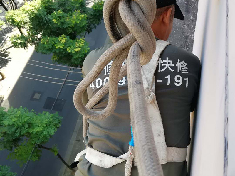 外墻下水管安裝：安裝準(zhǔn)備→預(yù)制加工→干管安裝→立管安裝→支管安裝→卡件固定 →封口堵洞→閉水試驗→通水試驗 首先剔出吊卡孔洞或復(fù)查預(yù)埋件是否合適。清理場地，按需要支搭操作平臺。將預(yù)制好的支管按編號運至現(xiàn)場。清除各粘接部位的污物及水分。將支管水平初步吊起，涂抹粘接劑，用力推入預(yù)留管口。