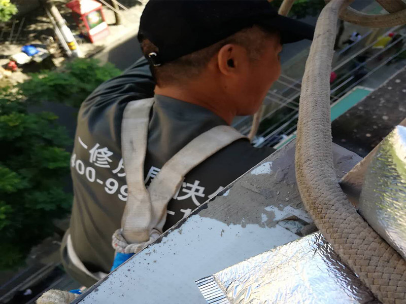 外墻下水管安裝：安裝準(zhǔn)備→預(yù)制加工→干管安裝→立管安裝→支管安裝→卡件固定 →封口堵洞→閉水試驗→通水試驗 首先剔出吊卡孔洞或復(fù)查預(yù)埋件是否合適。清理場地，按需要支搭操作平臺。將預(yù)制好的支管按編號運至現(xiàn)場。清除各粘接部位的污物及水分。將支管水平初步吊起，涂抹粘接劑，用力推入預(yù)留管口。