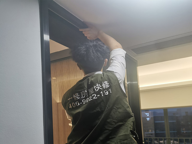 局部改造裝修：首先要對其進行檢驗，可用鐵棍對墻地面的每塊磚體進行敲擊，若是會發(fā)出的聲響比較沉悶，則說明貼得比較牢實，反之若是出現(xiàn)“咚咚”的清脆響聲，說明墻地磚沒有鋪貼牢固，存在空鼓。若是空鼓程度比較嚴重，甚甚至出現(xiàn)晃動和脫落的狀況，建議用相關(guān)器具將水泥砂漿層清理，然后重新涂抹水泥砂漿后鋪貼瓷磚，不過需注意的是，若瓷磚僅是局部脫落，千萬不要用力敲打基礎(chǔ)面上的砂漿，以防震松周圍原本牢固的瓷磚。
