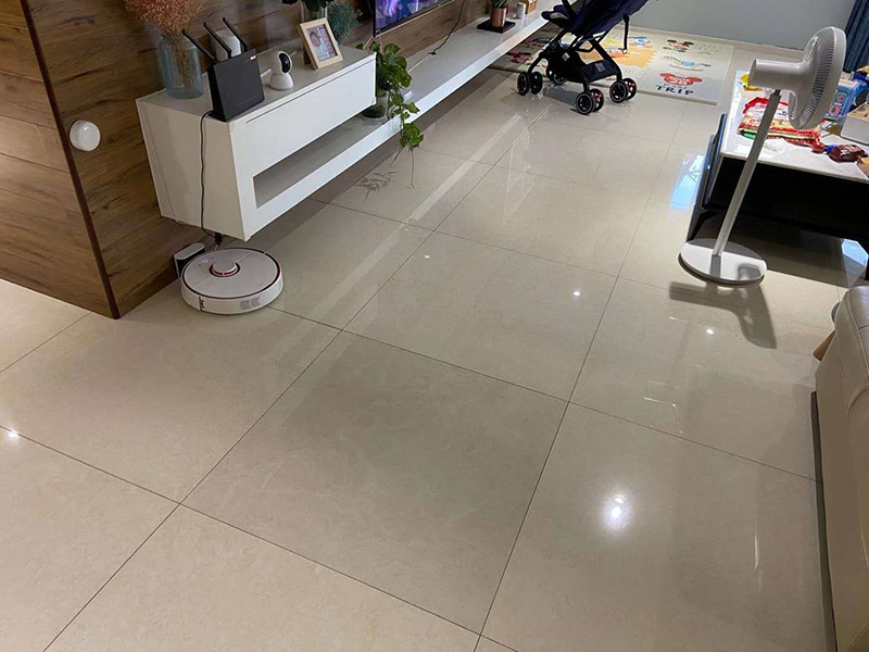 客廳瓷磚修補(bǔ):如果只是瓷磚脫落，砂漿留在墻、地面上沒有松動(dòng)，解決辦法就是將瓷磚背面和側(cè)面殘留的砂漿刮干凈，然后在瓷磚背面涂上一層均勻的砂漿，并按回原位。如果砂漿和瓷磚一起掉落，處理辦法就是先在墻、地面基礎(chǔ)面上鑿些毛坑，然后在基礎(chǔ)面上一層砂漿，然后將瓷磚壓上去，直至瓷磚固定在上面。 瓷磚脫落一般都是因?yàn)殇佋O(shè)時(shí)用普通水泥砂漿來粘合，水泥砂漿的粘結(jié)力比較低而且特別容易受環(huán)境因素影響，經(jīng)常會有瓷磚空鼓甚至脫落現(xiàn)象。如果出現(xiàn)這樣的現(xiàn)象最好換用粘結(jié)力強(qiáng)，具有防水性的瓷磚膠。