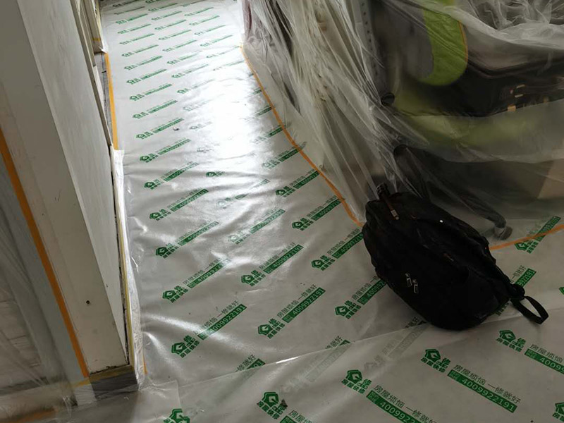 家具成品保護(hù)：各類裝修物料的進(jìn)場(chǎng)、建筑裝修的清理都必須經(jīng)過(guò)入戶門(mén)。在對(duì)物品進(jìn)行搬運(yùn)時(shí)，難免會(huì)與入戶門(mén)發(fā)生磕碰及摩擦。因此，在進(jìn)行成品保護(hù)時(shí)，我們首先要做好入戶門(mén)的保護(hù)。 　　建議，在裝修開(kāi)工前知道家具家電進(jìn)場(chǎng)，都應(yīng)當(dāng)使用成品保護(hù)膜將入戶門(mén)進(jìn)行包裹。 進(jìn)行裝修施工時(shí)，磁環(huán)邊鋪邊勾縫，在崗鋪設(shè)的瓷磚、地板上堆放雜物、走動(dòng)踩踏，地板沒(méi)有使用成品保護(hù)膜覆蓋等都會(huì)影響瓷磚及地板的鋪貼效果，使瓷磚出現(xiàn)施工質(zhì)量問(wèn)題。