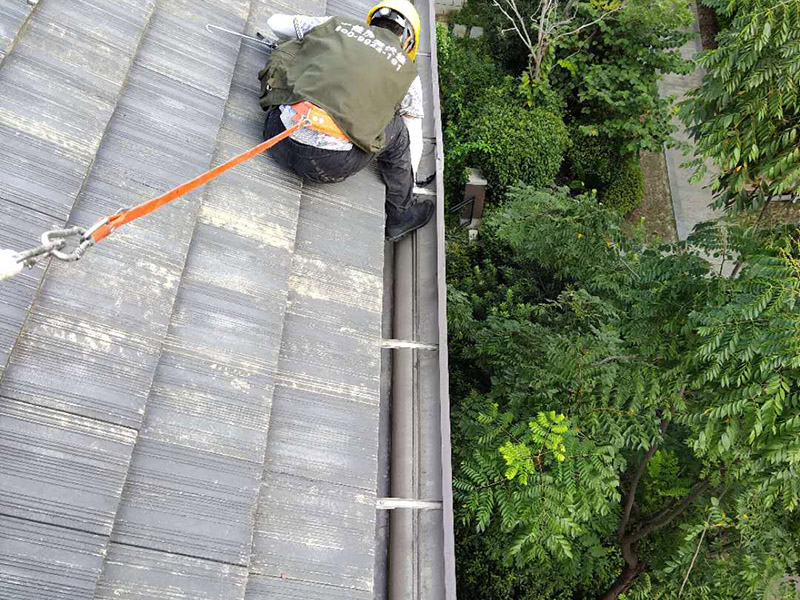 雨水溝局部防水：屋頂防水層無論采用哪種形式和du材料，均構(gòu)成整個屋頂?shù)姆浪潘到y(tǒng)，一切所需要的管道、煙道、排水孔、預(yù)埋鐵件及支柱等出屋頂?shù)脑O(shè)施。 均應(yīng)在做屋頂防水層時妥善處理好其節(jié)點構(gòu)造，特別要注意與土壤的連接部分和排水溝水流終止的部分。整體剛性防水層往往因這些細(xì)小的構(gòu)造節(jié)點處理不當(dāng)，而造成整個屋頂防水的失敗。 第一層做柔性防水，第二層做砂漿防水，作為bai一層保護層。 屋頂防水不能使用單一的防水材料，必須剛?cè)峤Y(jié)合施工，柔性防水拉伸度好，稍微有點沉降或者變形都不會破壞防水層。