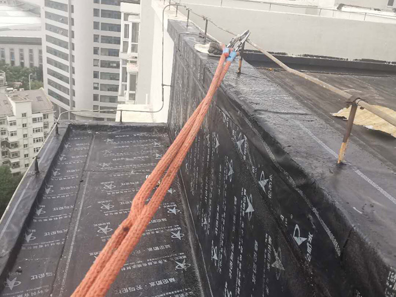 陽臺屋頂鋪防水：首先為陽臺封裝防水，由于是防水工作的第一道防線，因此是千萬不可馬虎的，在做陽臺封裝時，在選材方面就需要選擇防水防潮的材料，在施工過程中應注意做好密閉，若沒有做好封裝的話，陽臺的防水將會大打折扣。 在鋪設前用天驕廠家推薦的基材處理劑需均勻涂刷需要鋪設的所有屋面；將準備好的改性瀝青防水卷材鋪設在屋頂的表面，具體的尺寸根據實際的應用要求；防水膜安裝應采用氣缸式丙烷烤燈，剪裁應使用專業(yè)的切割工具。一切準備完成后將卷材放置在正確的位置，然后將其重新卷好，注意不要改變鋪設方向。