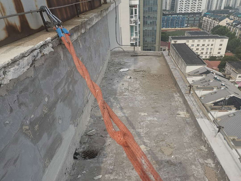 陽臺屋頂鋪防水：首先為陽臺封裝防水，由于是防水工作的第一道防線，因此是千萬不可馬虎的，在做陽臺封裝時，在選材方面就需要選擇防水防潮的材料，在施工過程中應注意做好密閉，若沒有做好封裝的話，陽臺的防水將會大打折扣。 在鋪設前用天驕廠家推薦的基材處理劑需均勻涂刷需要鋪設的所有屋面；將準備好的改性瀝青防水卷材鋪設在屋頂的表面，具體的尺寸根據實際的應用要求；防水膜安裝應采用氣缸式丙烷烤燈，剪裁應使用專業(yè)的切割工具。一切準備完成后將卷材放置在正確的位置，然后將其重新卷好，注意不要改變鋪設方向。