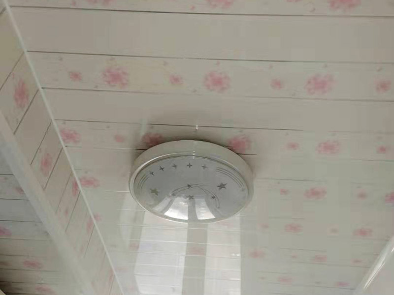浴室燈具安裝：對于浴室燈具安裝的高度來說，一般規(guī)定是燈具安裝高度不低于2米，當燈具安裝高度低于2.4米時，其燈具外殼的金屬體必須接零或接地可靠。而在浴室中一般是站著照鏡子的，所以浴室鏡下方離地面的高度至少要有135cm的距離，而燈具的安裝也應該滿足浴室鏡高度的要求。如果家庭成員間的身高差距比較大，特別是有孩子的家庭中，可以適當?shù)恼{(diào)整浴室鏡的高度。因為浴室是用水頻繁的地方，因而浴室燈具選擇上，盡可能的實用性為主。燈具的造型并且要以安全為主，確保安全衛(wèi)浴每一天。