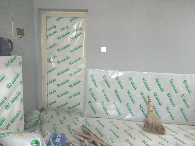 墻面翻新前保護(hù)措施：地面瓷磚鋪貼后，用壁紙刀將所有地磚縫隙清理干凈，并保證縫隙深度達(dá)到20mm以上。鋪貼完一個(gè)自然間后將瓷磚表面清理干凈，用復(fù)合保護(hù)膜進(jìn)行保護(hù)。保護(hù)膜鋪貼平整、干凈整潔，用透明膠帶固定保護(hù)膜的邊緣和膜與膜之間接縫的部位。入戶門扇用公司統(tǒng)一的門貼進(jìn)行全面包裹保護(hù)，用透明膠帶將保護(hù)膜粘貼牢固平整。用標(biāo)準(zhǔn)保護(hù)膜將門框三面保護(hù)完整并固定牢固。工程完工后拆除保護(hù)膜時(shí)如果有粘貼時(shí)的膠痕，應(yīng)用酒精或?qū)Ｓ玫那逦蹌┣宄z痕。