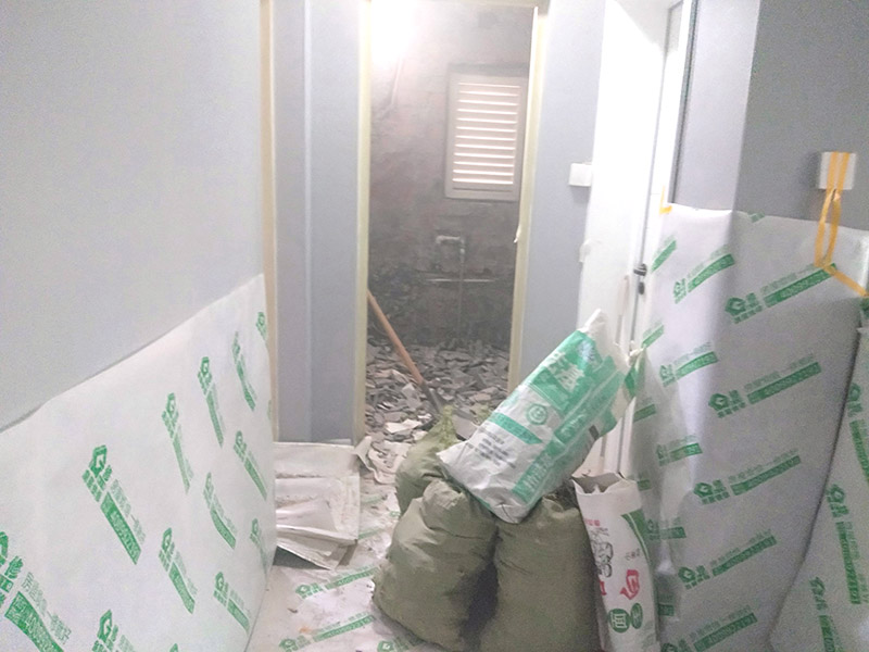 墻面翻新前保護(hù)措施：地面瓷磚鋪貼后，用壁紙刀將所有地磚縫隙清理干凈，并保證縫隙深度達(dá)到20mm以上。鋪貼完一個(gè)自然間后將瓷磚表面清理干凈，用復(fù)合保護(hù)膜進(jìn)行保護(hù)。保護(hù)膜鋪貼平整、干凈整潔，用透明膠帶固定保護(hù)膜的邊緣和膜與膜之間接縫的部位。入戶門扇用公司統(tǒng)一的門貼進(jìn)行全面包裹保護(hù)，用透明膠帶將保護(hù)膜粘貼牢固平整。用標(biāo)準(zhǔn)保護(hù)膜將門框三面保護(hù)完整并固定牢固。工程完工后拆除保護(hù)膜時(shí)如果有粘貼時(shí)的膠痕，應(yīng)用酒精或?qū)Ｓ玫那逦蹌┣宄z痕。