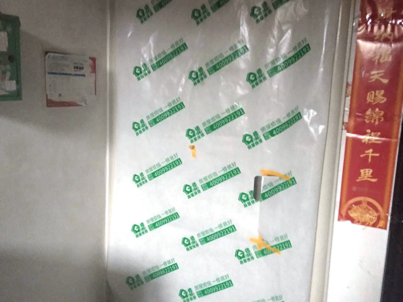 墻面翻新前保護(hù)措施：地面瓷磚鋪貼后，用壁紙刀將所有地磚縫隙清理干凈，并保證縫隙深度達(dá)到20mm以上。鋪貼完一個(gè)自然間后將瓷磚表面清理干凈，用復(fù)合保護(hù)膜進(jìn)行保護(hù)。保護(hù)膜鋪貼平整、干凈整潔，用透明膠帶固定保護(hù)膜的邊緣和膜與膜之間接縫的部位。入戶門扇用公司統(tǒng)一的門貼進(jìn)行全面包裹保護(hù)，用透明膠帶將保護(hù)膜粘貼牢固平整。用標(biāo)準(zhǔn)保護(hù)膜將門框三面保護(hù)完整并固定牢固。工程完工后拆除保護(hù)膜時(shí)如果有粘貼時(shí)的膠痕，應(yīng)用酒精或?qū)Ｓ玫那逦蹌┣宄z痕。
