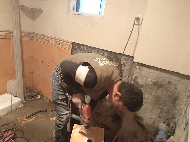 瓷磚開孔施工：瓷磚比較滑，同時(shí)也是怕瓷磚容易碎，所以用膠紙封住打孔的位置，以防止鉆頭在瓷磚上面打滑，其次膠紙封住周圍也是為了防止打孔時(shí)產(chǎn)生的震動(dòng)而破壞周圍。先在打孔的位置，用磚頭輕輕的打出一個(gè)小坑坑來，或者用釘子磨出一個(gè)小洞來，之后再用電鉆打，一邊打一邊用事先準(zhǔn)備好的礦泉水瓶裝好的水澆上去，避免打鉆時(shí)太熱瓷磚容易碎掉。