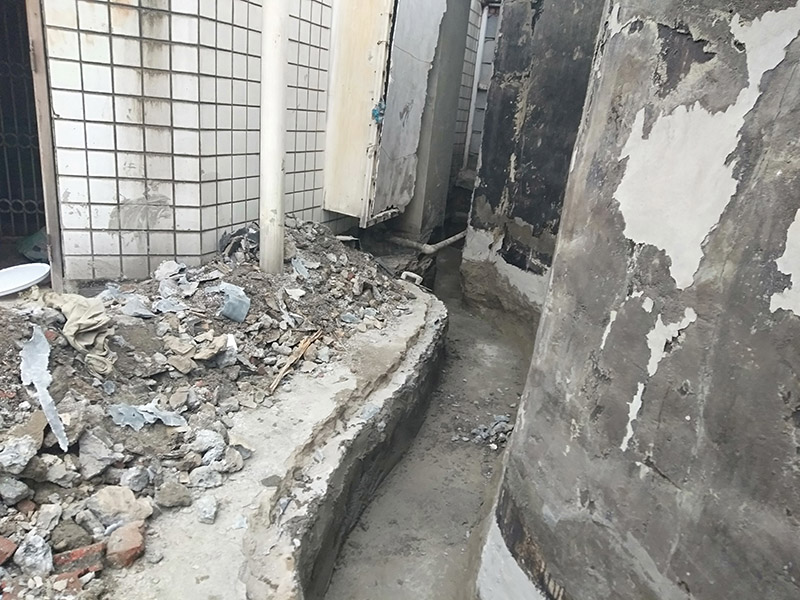 截水溝防水維修：1、確認(rèn)基面已預(yù)處理，管線外露的建議用水泥砂漿包裹覆蓋，尤其要將邊角地面的孔洞補(bǔ)平，并用水將基面充分濕潤(rùn)（無(wú)明水為準(zhǔn)）； 2、使用時(shí)將A液料組分專(zhuān)倒進(jìn)包裝桶（或其他容器）內(nèi)，用慢速電鉆（約400轉(zhuǎn)/分）攪拌（或人工攪拌），同時(shí)慢慢加入配套的粉料組分，攪拌3-5分鐘直至獲得均勻的混合物，靜置5分鐘等活性滲透屬物質(zhì)熟化后作業(yè)可獲得較好的效果；