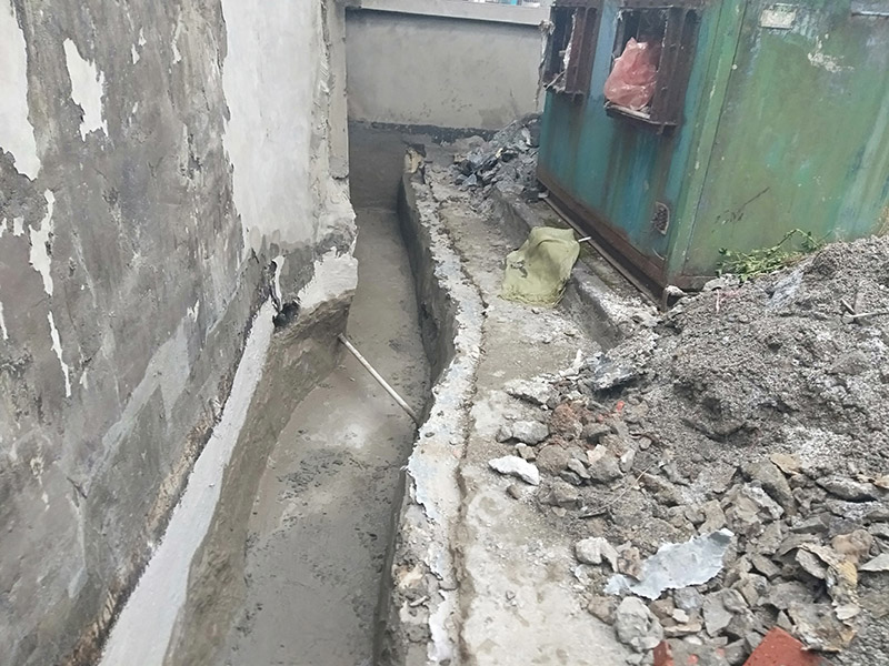 截水溝防水維修：1、確認(rèn)基面已預(yù)處理，管線外露的建議用水泥砂漿包裹覆蓋，尤其要將邊角地面的孔洞補(bǔ)平，并用水將基面充分濕潤(rùn)（無(wú)明水為準(zhǔn)）； 2、使用時(shí)將A液料組分專(zhuān)倒進(jìn)包裝桶（或其他容器）內(nèi)，用慢速電鉆（約400轉(zhuǎn)/分）攪拌（或人工攪拌），同時(shí)慢慢加入配套的粉料組分，攪拌3-5分鐘直至獲得均勻的混合物，靜置5分鐘等活性滲透屬物質(zhì)熟化后作業(yè)可獲得較好的效果；