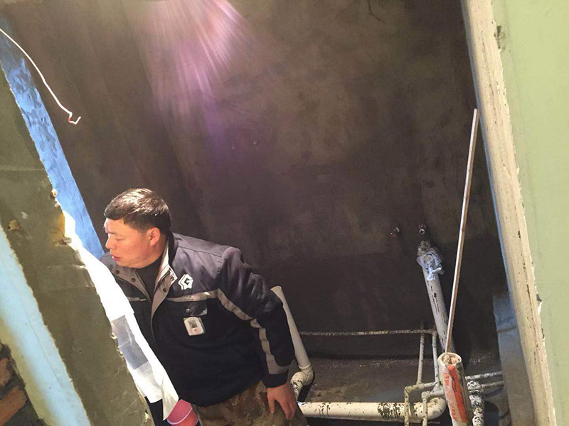 廁所墻面防水：1、假如衛(wèi)生間墻面防水高度做的太低，長期的沐浴會成才墻體浸透、容易造成墻體發(fā)霉，墻面脫落，失去防水性能。 2、一般非淋浴墻的高度是1.5米左右就好，但是為了強(qiáng)化防水的作用，也可以做高到1.8米，但是這樣成本要高，然而對于衛(wèi)生間的改造的輕墻體，最哈把防水高度做到頂部。 首先要找平，如果是要更換衛(wèi)生間瓷磚，要將原來的瓷磚砸掉之后，在用水泥砂漿把地面找平，然后在做防水出來，這樣就可以避免防水涂料太薄造成漏水。在做防水時接縫處要刷到位，衛(wèi)生間墻面之間的接縫要以上下水管道地面的接縫是最容易出現(xiàn)問題