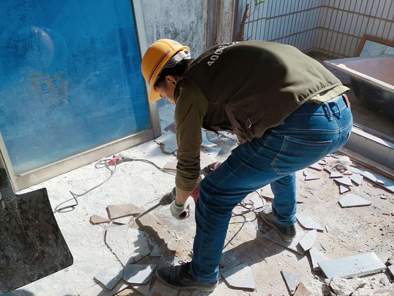 瓷磚拆除建渣處理：首先將拆除建筑物、房屋裝修和改造道路中產(chǎn)生的建筑垃圾用車(chē)運(yùn)到處理場(chǎng)所，然后，用人工的辦法將建筑垃圾中的可直接再生利用的物質(zhì)，如金屬材料、木質(zhì)類材料和塑料類材料分選歸類，直接供給相應(yīng)的公司進(jìn)行處理。