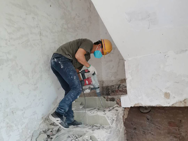 瓷磚拆除建渣處理：首先將拆除建筑物、房屋裝修和改造道路中產(chǎn)生的建筑垃圾用車(chē)運(yùn)到處理場(chǎng)所，然后，用人工的辦法將建筑垃圾中的可直接再生利用的物質(zhì)，如金屬材料、木質(zhì)類材料和塑料類材料分選歸類，直接供給相應(yīng)的公司進(jìn)行處理。