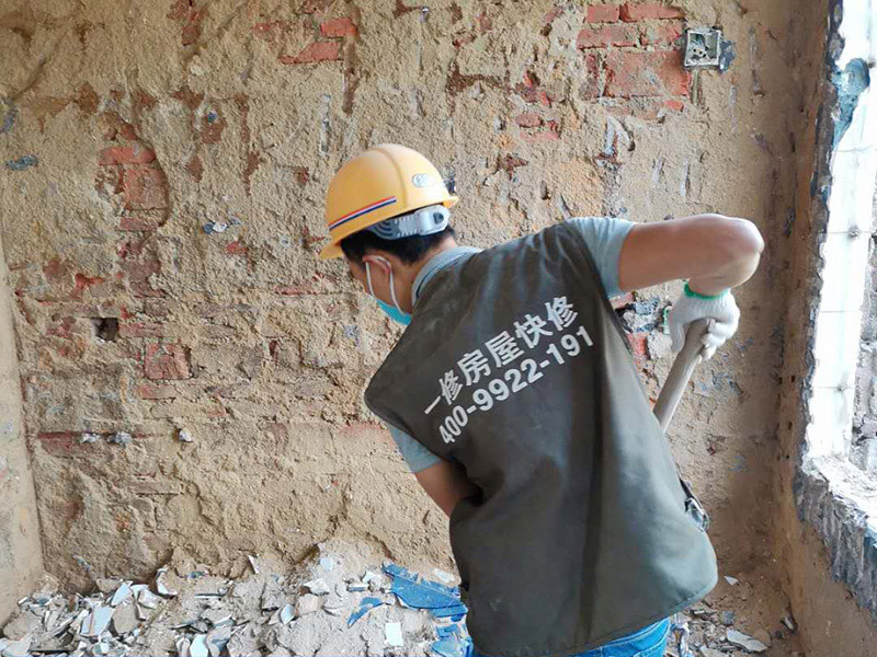 瓷磚拆除建渣處理：首先將拆除建筑物、房屋裝修和改造道路中產(chǎn)生的建筑垃圾用車(chē)運(yùn)到處理場(chǎng)所，然后，用人工的辦法將建筑垃圾中的可直接再生利用的物質(zhì)，如金屬材料、木質(zhì)類材料和塑料類材料分選歸類，直接供給相應(yīng)的公司進(jìn)行處理。