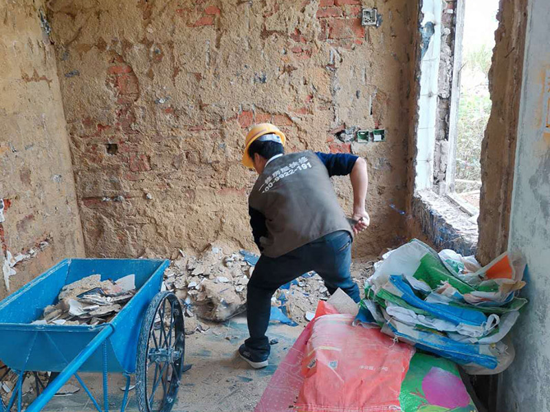 瓷磚拆除建渣處理：首先將拆除建筑物、房屋裝修和改造道路中產(chǎn)生的建筑垃圾用車(chē)運(yùn)到處理場(chǎng)所，然后，用人工的辦法將建筑垃圾中的可直接再生利用的物質(zhì)，如金屬材料、木質(zhì)類材料和塑料類材料分選歸類，直接供給相應(yīng)的公司進(jìn)行處理。