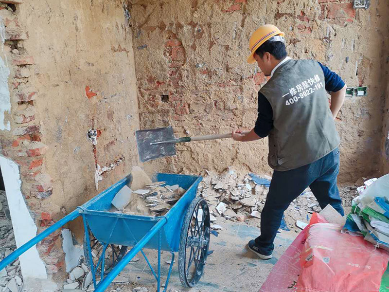 瓷磚拆除建渣處理：首先將拆除建筑物、房屋裝修和改造道路中產(chǎn)生的建筑垃圾用車(chē)運(yùn)到處理場(chǎng)所，然后，用人工的辦法將建筑垃圾中的可直接再生利用的物質(zhì)，如金屬材料、木質(zhì)類材料和塑料類材料分選歸類，直接供給相應(yīng)的公司進(jìn)行處理。
