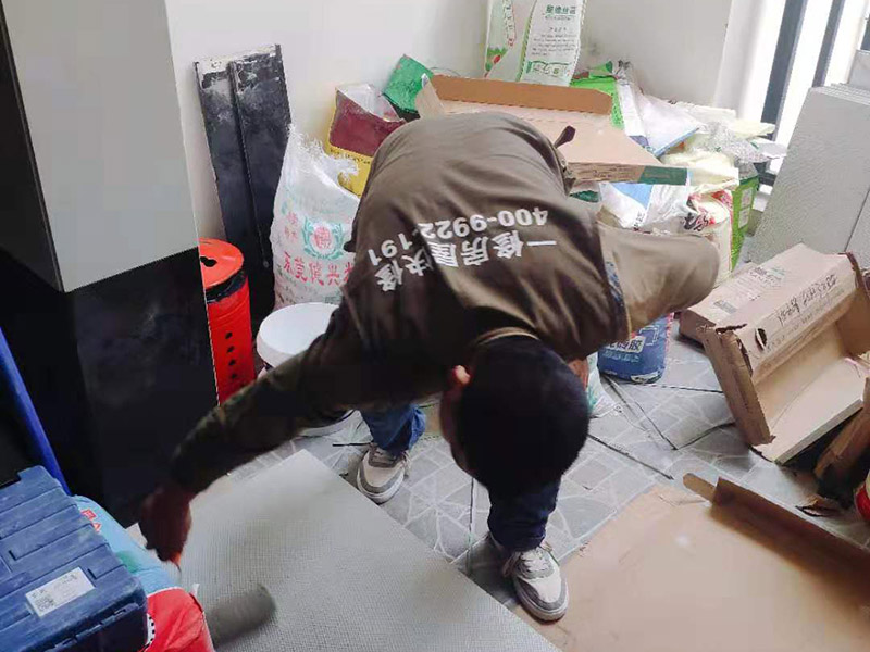 瓷磚刷背膠施工：基面的要求是要平整堅(jiān)固，不能有起砂、裂縫、劃痕、凹凸不平等缺陷，基面也不能有灰塵、污漬等等。如果基面不平整，帶有污漬，建議大家應(yīng)分別采用家樂(lè)邦界面劑、膩?zhàn)臃鄣扔枰蕴啄z（松散基面）、拉毛（光滑基面）或找平處理。攪拌均勻后，需要對(duì)基面用水進(jìn)行噴濕，要全部濕潤(rùn)但不能有明水。之后我們?cè)儆谬X形刮板將瓷磚膠均勻涂抹于墻面和瓷磚背面上，在刮涂中我們要保證齒形刮板與基面角度一致，每次約涂抹1－2平方，然后由下到上將瓷磚揉壓上即可。