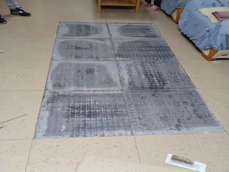 客廳地磚空鼓維修：1、地磚的邊角局部空鼓，可清除地磚空鼓處周邊縫的填嵌物后，灌入水泥膠漿，輕敲地磚空鼓處，讓水泥漿滲入，可修復(fù)空鼓。2、如單塊地磚空鼓，可清除該地磚周邊的填嵌物后，用吸盤把地磚取出，割除粘貼層，重新粘貼。3、如地磚大面積空鼓，只能全部重新鋪貼了。